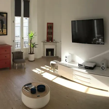 On Place Massena Daire Nice